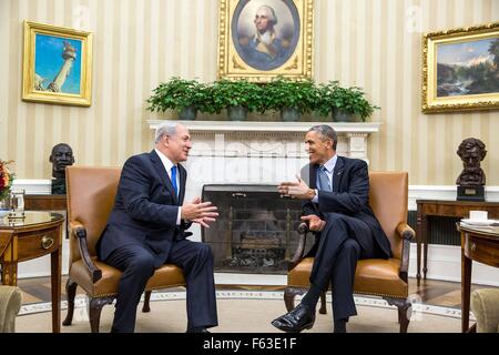 US Präsident Barack Obama und der israelische Ministerpräsident Benjamin Netanyah einen lachen bei dem bilateralen Treffen im Oval Office des weißen Hauses 9. November 2015 in Washington, DC zu teilen. Stockfoto