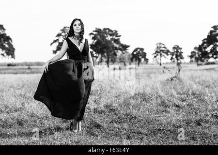 Geheimnisvolle Frau im schwarzen Kleid Stockfoto