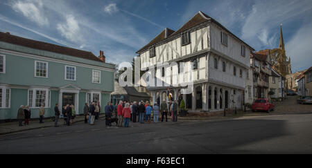 Thaxted, Essex, England. 11. November 2015. Auf den Stufen des 14. Jahrhunderts Guildhall und Thaxted Kirche an der Spitze der Stoney Lane in Thaxted an der 11. Stunde am 11. Tag des 11. Monats als die Waffen schweigen fiel, nach vier Jahren der Weg im Jahre 1914-1918 Männer und Frauen und ein paar Kinder aus der kleinen mittelalterlichen Stadt Thaxted für zwei Minuten stehen lebt Stille zu jener gedenken, die es gegeben haben für ihr Land, dass wir alte gehen kann. Bildnachweis: BRIAN HARRIS/Alamy Live-Nachrichten Stockfoto