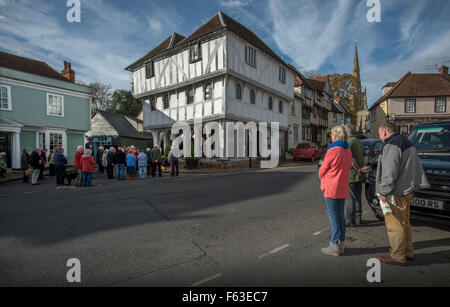 Thaxted, Essex, England. 11. November 2015. Auf den Stufen des 14. Jahrhunderts Guildhall und Thaxted Kirche an der Spitze der Stoney Lane in Thaxted an der 11. Stunde am 11. Tag des 11. Monats als die Waffen schweigen fiel, nach vier Jahren der Weg im Jahre 1914-1918 Männer und Frauen und ein paar Kinder aus der kleinen mittelalterlichen Stadt Thaxted für zwei Minuten stehen lebt Stille zu jener gedenken, die es gegeben haben für ihr Land, dass wir alte gehen kann. Bildnachweis: BRIAN HARRIS/Alamy Live-Nachrichten Stockfoto