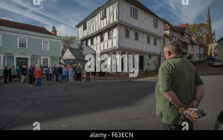 Thaxted, Essex, England. 11. November 2015. Auf den Stufen des 14. Jahrhunderts Guildhall und Thaxted Kirche an der Spitze der Stoney Lane in Thaxted an der 11. Stunde am 11. Tag des 11. Monats als die Waffen schweigen fiel, nach vier Jahren der Weg im Jahre 1914-1918 Männer und Frauen und ein paar Kinder aus der kleinen mittelalterlichen Stadt Thaxted für zwei Minuten stehen lebt Stille zu jener gedenken, die es gegeben haben für ihr Land, dass wir alte gehen kann. Bildnachweis: BRIAN HARRIS/Alamy Live-Nachrichten Stockfoto