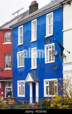 Farbenfrohe blaue Gebäude in Llanwrtyd Wells, kleinste Stadt in Großbritannien, Powys, Mid Wales, Großbritannien an regnerischen Tagen im November Stockfoto