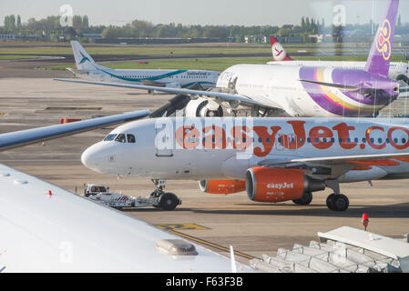 Airbus A319-111 der günstig-Airline EasyJet mit der Registrierung G-EZAY am Flughafen Brüssel Stockfoto