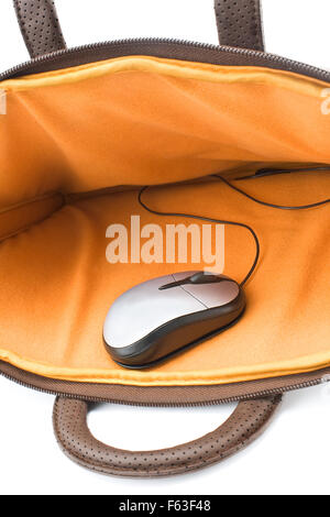 Computer-Maus in offenen Notebook Tasche auf weiß Stockfoto