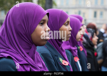 London, UK. 11. November 2015. Muslimische Schülerinnen und Schüler aus Eden Mädchenschule in Waltham Forest besuchen die zwei Minuten Stille am Trafalgar Square. Menschen versammeln sich für eine zwei Minuten Stille am Volkstrauertag auf dem Trafalgar Square für Ruhe auf dem Platz. Bildnachweis: Lebendige Bilder/Alamy Live-Nachrichten Stockfoto