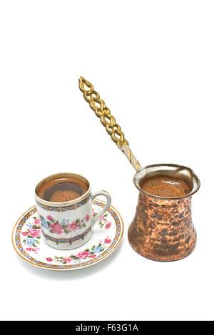 Türkische Tasse Kaffee mit Topf isoliert auf weiss Stockfoto