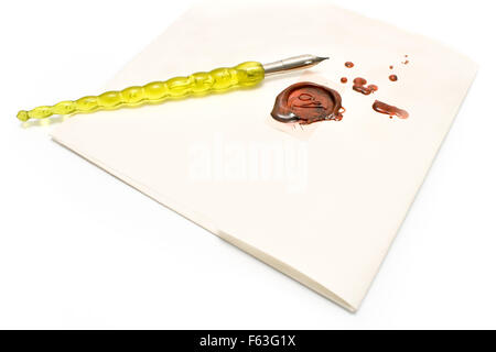 Alten Stift und Wachs versiegelten Brief auf weiß Stockfoto