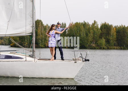 Paar posiert auf der yacht Stockfoto