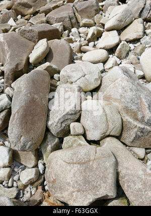 Großen Granitfelsen und Felsen hautnah an einem Strand Ufer. Stockfoto