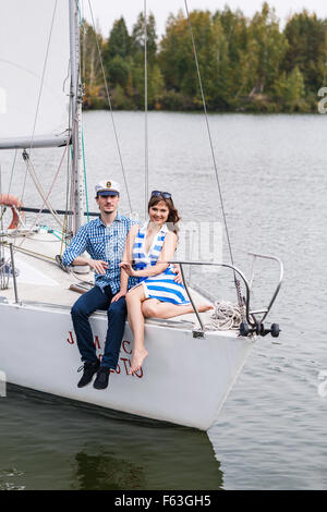 Paar posiert auf der yacht Stockfoto