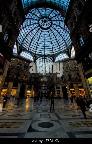 die Kuppel des historischen Galleria Umberto Primo im Zentrum von Neapel Stockfoto