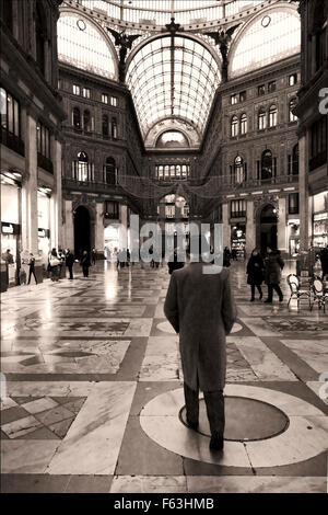 die Kuppel des historischen Galleria Umberto Primo im Zentrum Neapel Italien Stockfoto