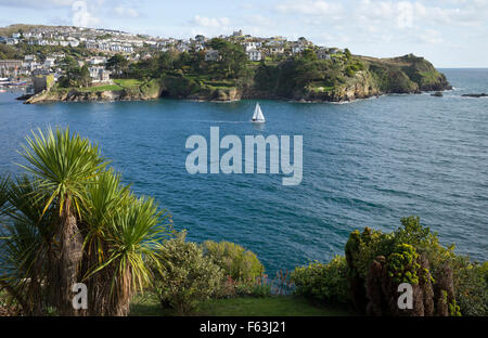 Eine Yacht an der Mündung des Fluss Fowey in Cornwall, Großbritannien Stockfoto