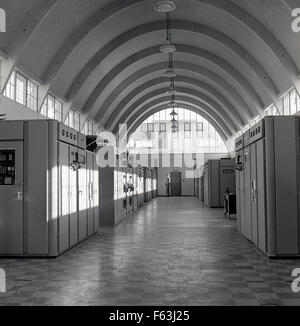 historische Foto zeigt eine gewölbte Halle mit Ufer des frühen Computer-Ausrüstung oder große Datenverarbeitungsmaschinen, Marconi, England der 1950er Jahre. Stockfoto