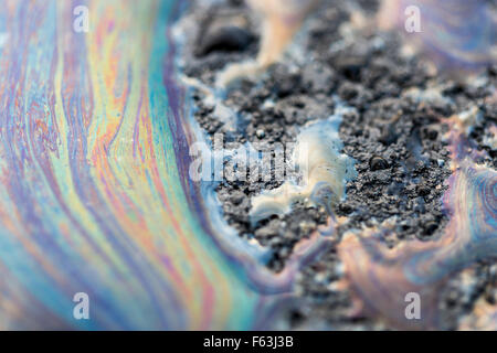 Benzin-Überlauf auf Asphalt Nahaufnahme Makro Bild Stockfoto