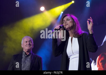 Ana Belen und Victor Manuel auf ihre "Gespendet Songs" Tour 2015 an die Sport Palast von Madrid mit: Ana Belen und Victor Manuel Where: Madrid, Spanien: 9. Oktober 2015 Stockfoto