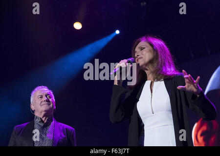 Ana Belen und Victor Manuel auf ihre "Gespendet Songs" Tour 2015 an die Sport Palast von Madrid mit: Ana Belen und Victor Manuel Where: Madrid, Spanien: 9. Oktober 2015 Stockfoto