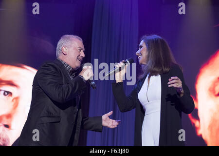 Ana Belen und Victor Manuel auf ihre "Gespendet Songs" Tour 2015 an die Sport Palast von Madrid mit: Ana Belen und Victor Manuel Where: Madrid, Spanien: 9. Oktober 2015 Stockfoto