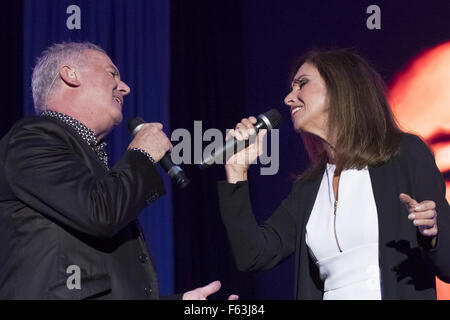 Ana Belen und Victor Manuel auf ihre "Gespendet Songs" Tour 2015 an die Sport Palast von Madrid mit: Ana Belen und Victor Manuel Where: Madrid, Spanien: 9. Oktober 2015 Stockfoto