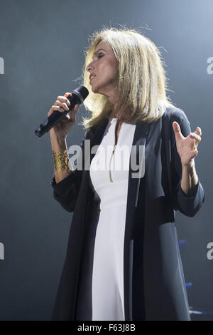 Ana Belen und Victor Manuel auf ihre "Gespendet Songs" Tour 2015 an die Sport Palast von Madrid mit: Ana Belen Where: Madrid, Spanien: 9. Oktober 2015 Stockfoto