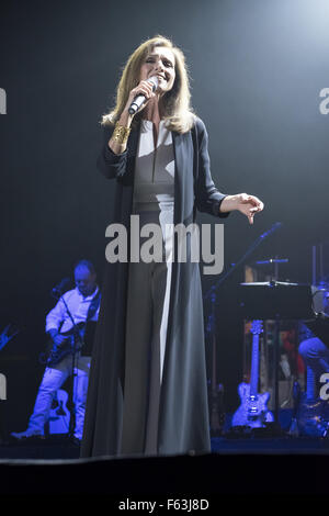 Ana Belen und Victor Manuel auf ihre "Gespendet Songs" Tour 2015 an die Sport Palast von Madrid mit: Ana Belen Where: Madrid, Spanien: 9. Oktober 2015 Stockfoto