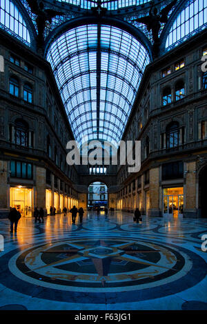 die Kuppel des historischen Galleria Umberto Primo im Zentrum von Neapel Stockfoto