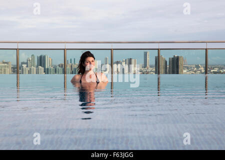 Eine Frau in einem Luxus-Pool in Asien Stockfoto