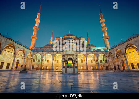 Blaue Moschee. Bild von der blauen Moschee in Istanbul, Türkei während der Dämmerung blaue Stunde. Stockfoto