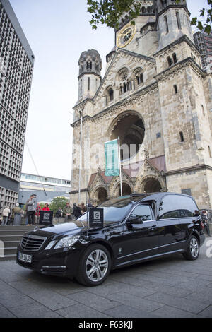 Gäste, die an der Trauerfeier für Dr. Friedrich Wilhelm Prinz von Preussen "Gedaechtniskirche" Featuring statt: Gäste wo: Berlin, Deutschland bei: 9. Oktober 2015 Stockfoto