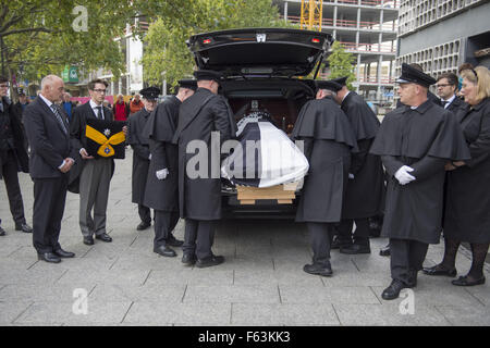 Gäste, die an der Trauerfeier für Dr. Friedrich Wilhelm Prinz von Preussen "Gedaechtniskirche" Featuring statt: Gäste wo: Berlin, Deutschland bei: 9. Oktober 2015 Stockfoto