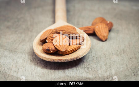 Feine Mandeln auf Holzlöffel Stockfoto