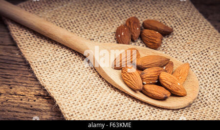 Feine Mandeln auf Holzlöffel Stockfoto