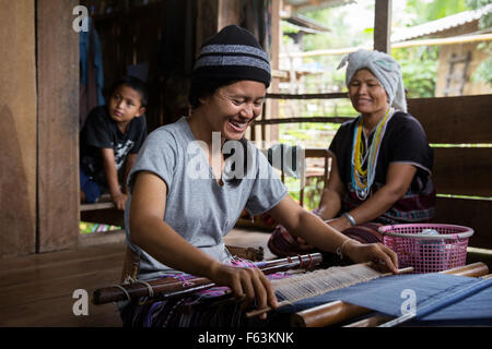 Eine Frau, die Weberei in Chiang Mai, Nordthailand Stockfoto