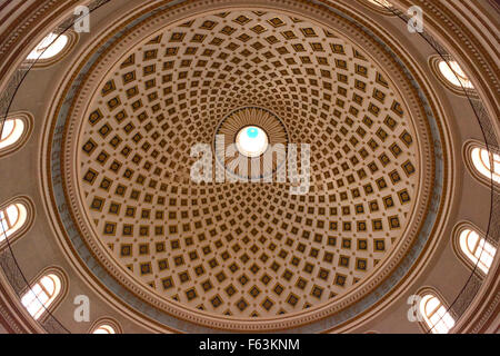 Die Kuppel im Inneren der Kirche der Himmelfahrt der Notre-Dame, bekannt als The Rotunda von Mosta auf Malta. Stockfoto