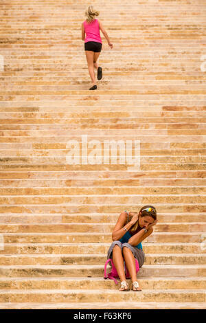 Auf Stufen nahe dem Haupttor der Stadt Valletta, Malta. Stockfoto