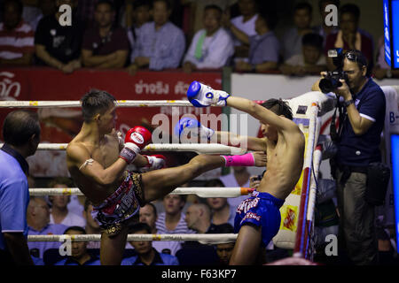 Muay Thai kämpfen (Rajadamnern Stadion, Bangkok, Thailand). Stockfoto