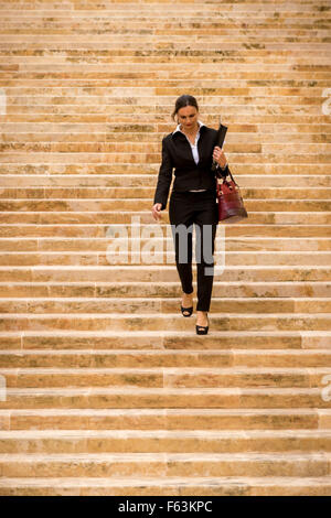 Auf Stufen nahe dem Haupttor der Stadt Valletta, Malta. Stockfoto
