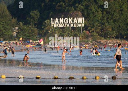 Menschen wandern entlang dem Strand in Langkawi, Malaysia Stockfoto