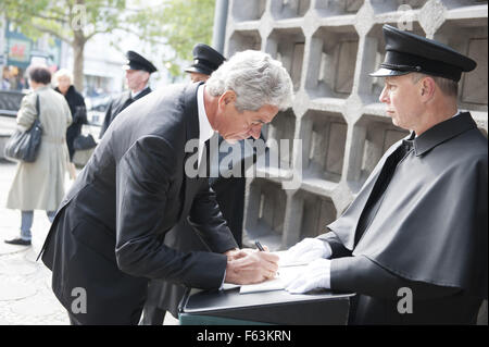 Gäste, die an der Trauerfeier für Dr. Friedrich Wilhelm Prinz von Preussen "Gedaechtniskirche" Featuring statt: Gäste wo: Berlin, Deutschland bei: 9. Oktober 2015 Stockfoto