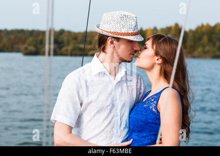 Paar posiert auf der yacht Stockfoto