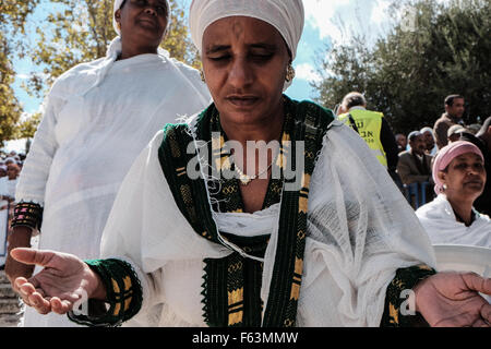 Jerusalem, Israel. 11. November 2015. Jüdischen äthiopische Frauen winken ihren Händen und Bogen in Gebete des Dankes für die Lieferung an Israel. Äthiopische jüdische Gemeinschaft in Israel, Betaisrael, feierte der Sigd, als Symbol ihrer Sehnsucht nach Jerusalem seit Tausenden von Jahren des Exils, an der Haas-Promenade mit Blick auf den Tempelberg. Bildnachweis: Nir Alon/Alamy Live-Nachrichten Stockfoto