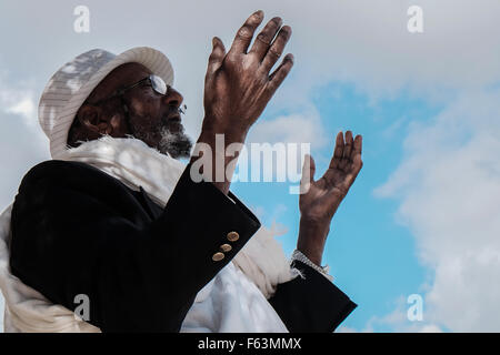 Jerusalem, Israel. 11. November 2015. Ein jüdischer äthiopischer Mann "Wellenlinien" seine Hände in Gebete des Dankes für die Lieferung an Israel. . Äthiopische jüdische Gemeinschaft in Israel, Betaisrael, feierte der Sigd, als Symbol ihrer Sehnsucht nach Jerusalem seit Tausenden von Jahren des Exils, an der Haas-Promenade mit Blick auf den Tempelberg. Bildnachweis: Nir Alon/Alamy Live-Nachrichten Stockfoto