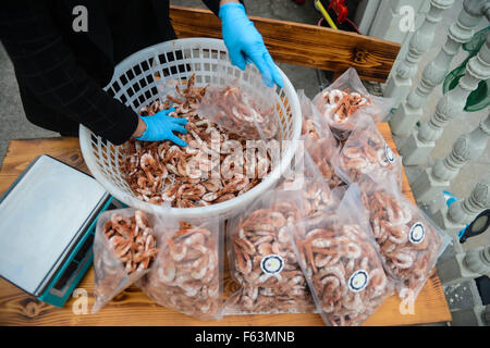 (151111)--ZHOUSHAN, 11. November 2015 (Xinhua)--Wang Zhifen packt Meeresfrüchte für Kunden Ihres online bevor Sie die Singles Tag Shopping Spree, in Zhoushan, Ost-China Zhejiang Provinz Shop. 53-j hrige Wang Zhifen war ein Fischer und sie offen ihre Online-Meeresfrüchte shop letztes Jahr und wurde die erste e-Commerce Fishman im Dorf. Chinas E-Commerce Riese Alibaba hatte einen Umsatz von 10 Milliarden Yuan (1,57 Mrd. US-Dollar) innerhalb von 12 Minuten und 28 Sekunden der Mitternacht aufgezeichnet Zerschlagung Aufzeichnungen wieder auf der diesjährigen Singles' Day am Mittwoch, Chinas Online-Kauf Fiesta verwandt mit Amerikas Cyber Mond Stockfoto