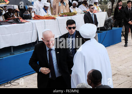 Jerusalem, Israel. 11. November 2015. Präsident des Staates Israel, REUVEN RIVLIN, beteiligt sich an der Sigd Festival. Äthiopische jüdische Gemeinschaft in Israel, Betaisrael, feierte der Sigd, als Symbol ihrer Sehnsucht nach Jerusalem seit Tausenden von Jahren des Exils, an der Haas-Promenade mit Blick auf den Tempelberg. Bildnachweis: Nir Alon/Alamy Live-Nachrichten Stockfoto