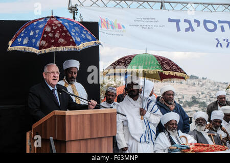 Jerusalem, Israel. 11. November 2015. Präsident des Staates Israel, REUVEN RIVLIN (L), befasst sich Teilnehmer des Sigd Festival. Äthiopische jüdische Gemeinschaft in Israel, Betaisrael, feierte der Sigd, als Symbol ihrer Sehnsucht nach Jerusalem seit Tausenden von Jahren des Exils, an der Haas-Promenade mit Blick auf den Tempelberg. Bildnachweis: Nir Alon/Alamy Live-Nachrichten Stockfoto