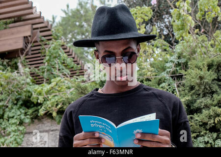 Jerusalem, Israel. 11. November 2015. Ein junger jüdischer äthiopischer Mann betet Danksagung für Lieferung an Israel. Äthiopische jüdische Gemeinschaft in Israel, Betaisrael, feierte der Sigd, als Symbol ihrer Sehnsucht nach Jerusalem seit Tausenden von Jahren des Exils, an der Haas-Promenade mit Blick auf den Tempelberg. Bildnachweis: Nir Alon/Alamy Live-Nachrichten Stockfoto