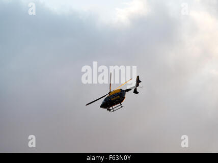 Metropolitan Police Helikopter fliegt über London nach Menge Bewegung während einer großen Sportveranstaltung in der Hauptstadt zu beobachten. Stockfoto