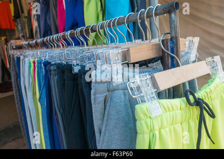 Kleidung auf Bügeln in einem Bekleidungsgeschäft Stockfoto