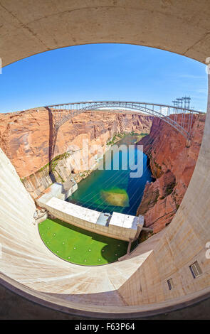 Fisheye-Objektiv Bild von Glen Canyon Dam und Brücke, Arizona, USA. Stockfoto