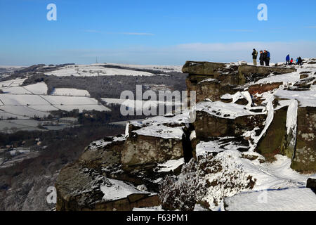 Winterschnee, erwachsenen männlichen Walker auf Curbar Rand, Peak District National Park, Derbyshire, England, UK Stockfoto